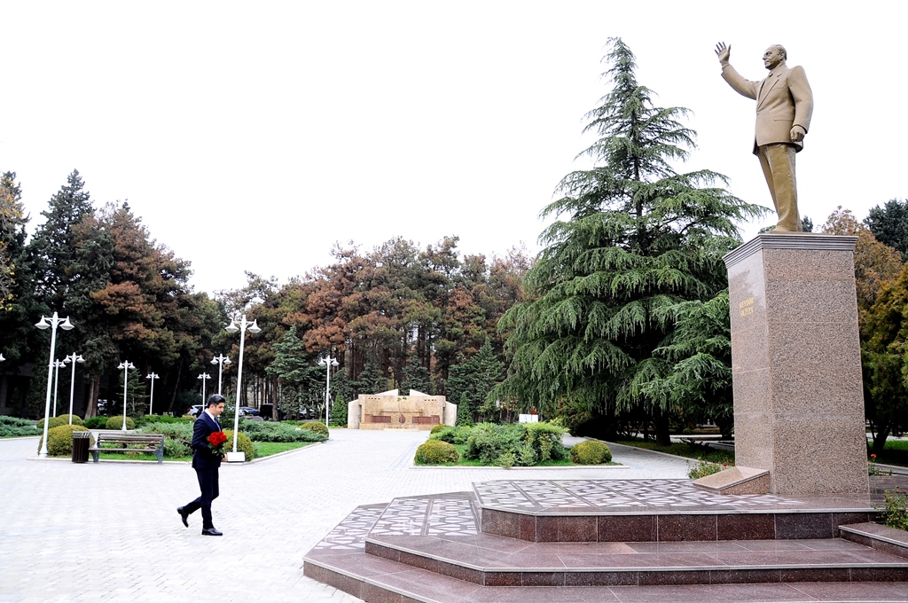 Heydər Əliyevin xatirəsi ehtiramla anılıb - FOTOLAR