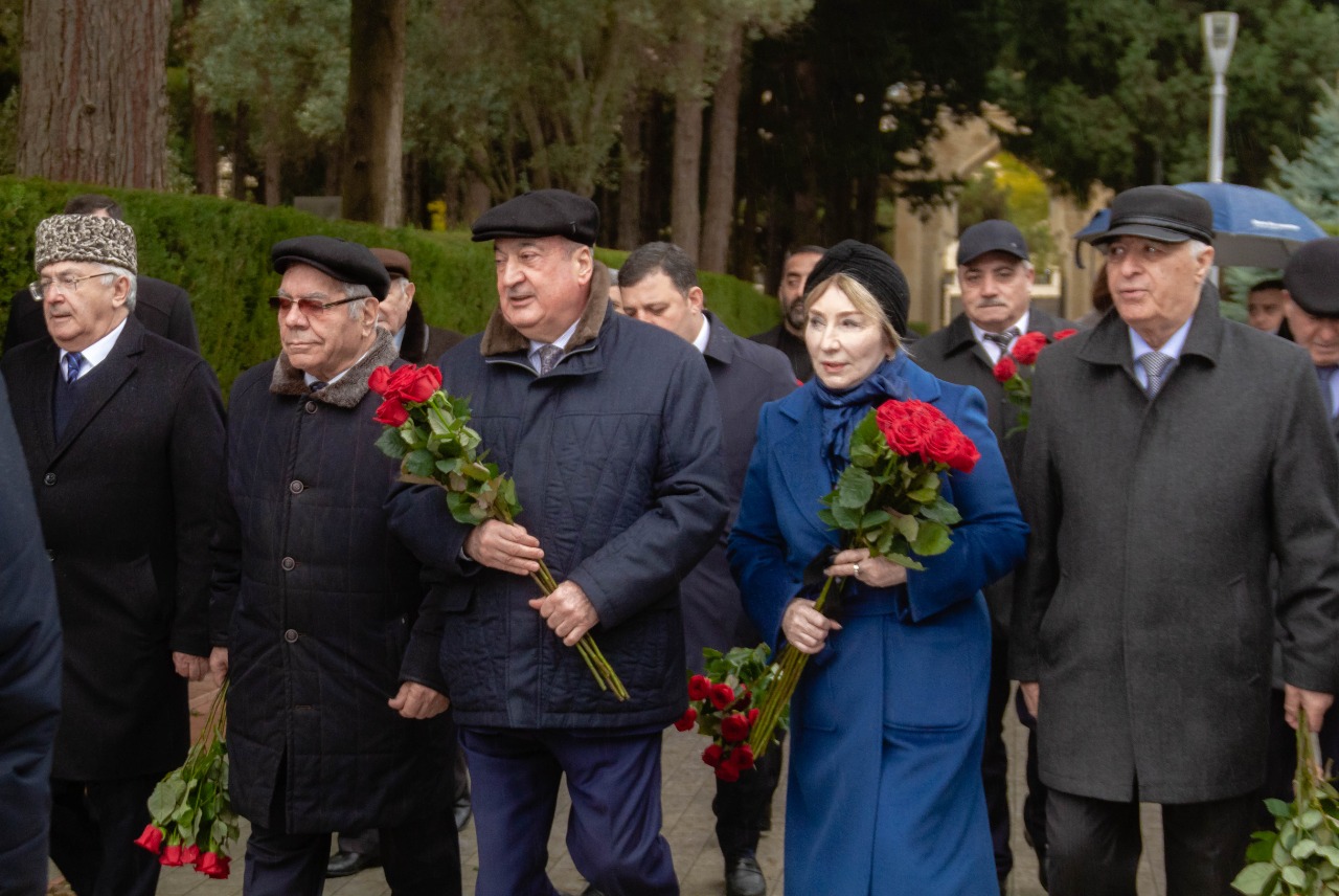 Ağsaqqallar Heydər Əliyevin məzarını ziyarət ediblər