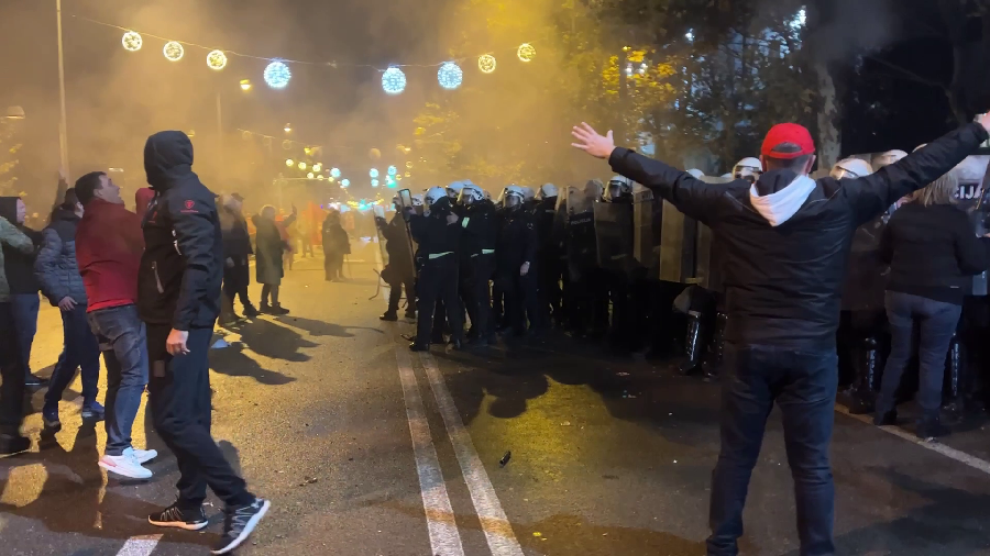 Monteneqroda polislə etirazçılar toqquşdu - Yaralılar var