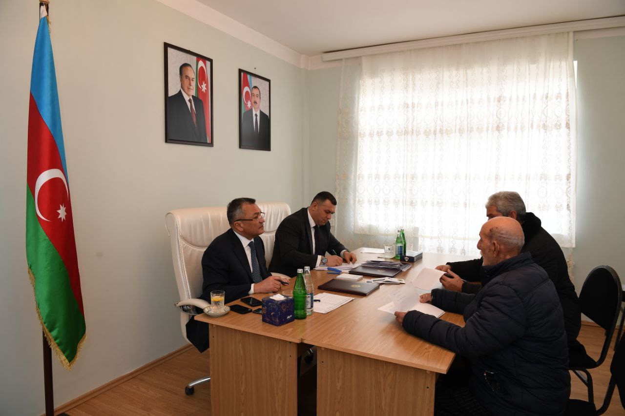 Rövşən Rzayev Qəbələdə vətəndaşları qəbul edib