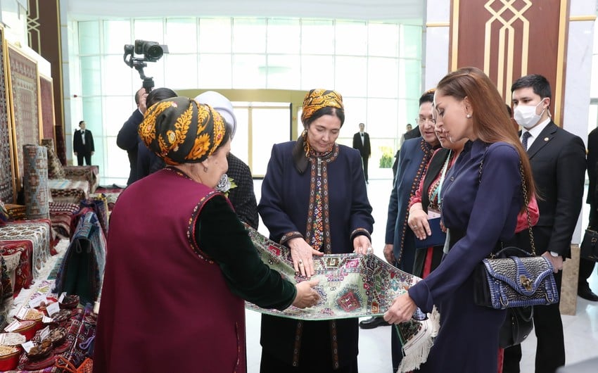 Mehriban Əliyeva Türkmənbaşıda sərgilərlə tanış oldu - FOTOLAR 