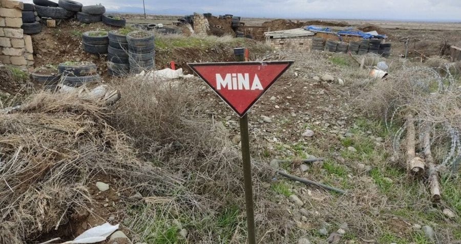 Jurnalistlər mina partlayışları olan əraziyə getdilər