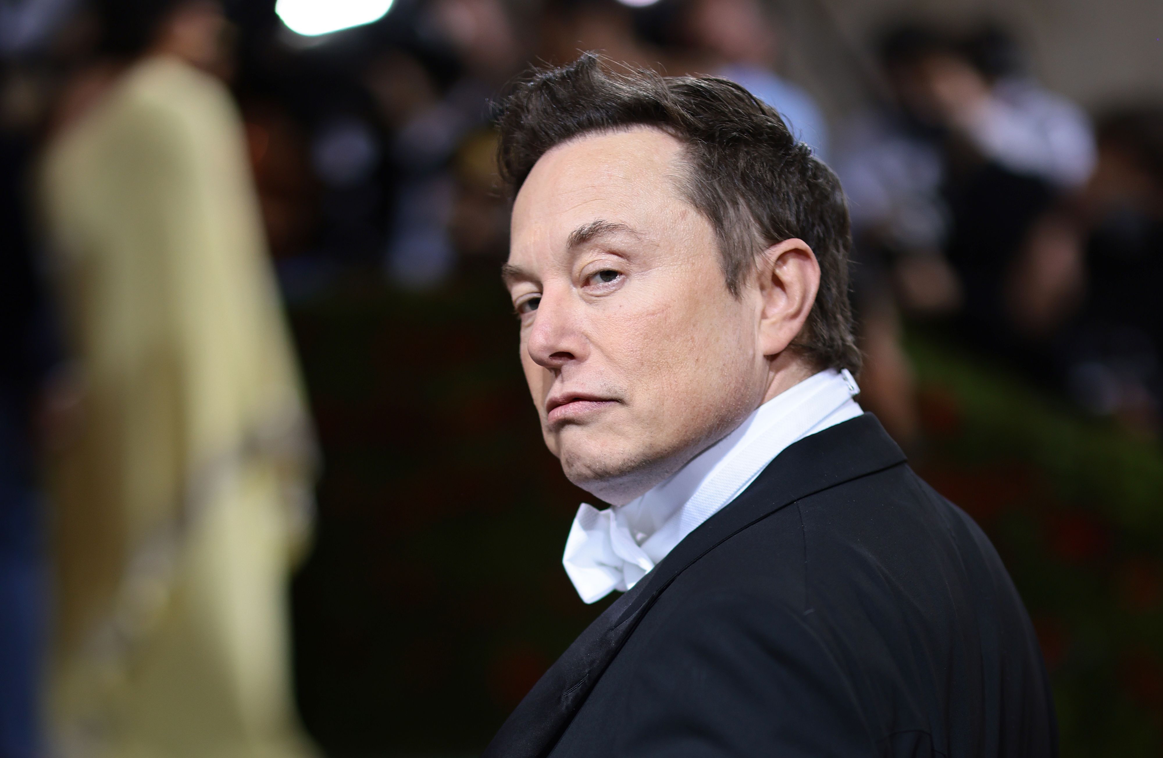 İlon Mask “Tesla”dakı səhmlərinin bir hissəsini satdı