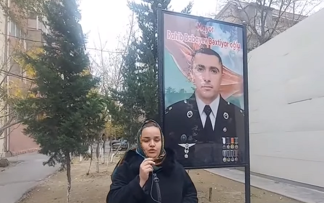 Narkomanlar şəhidin adına olan lövhəni oğurladılar