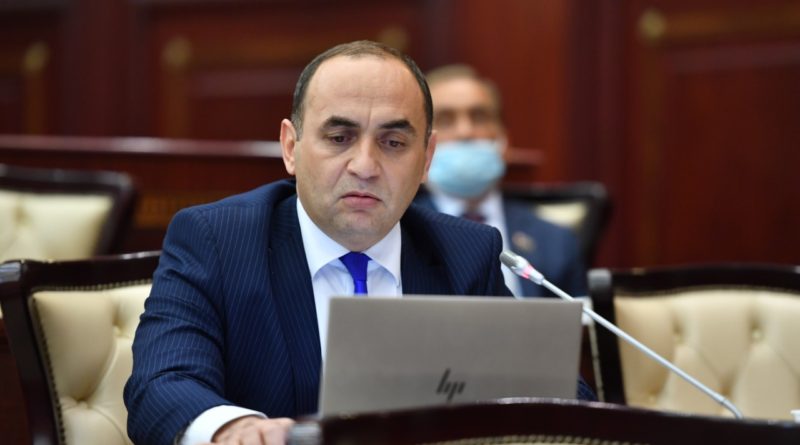 Deputatdan məmurlara TƏNQİD: “Vəzifəyə gələn kimi öz qohumlarını gətirirlər”