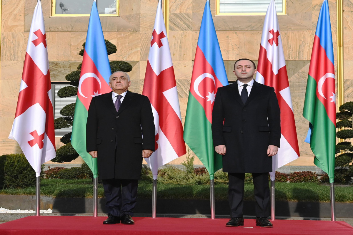 Əli Əsədov Qaribaşvili ilə görüşüb