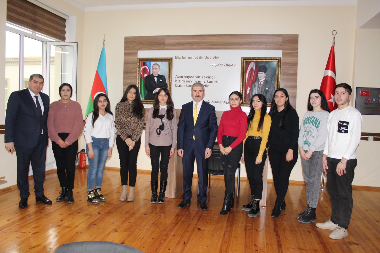 Baş Konsul GDU-ya kitablar hədiyyə etdi