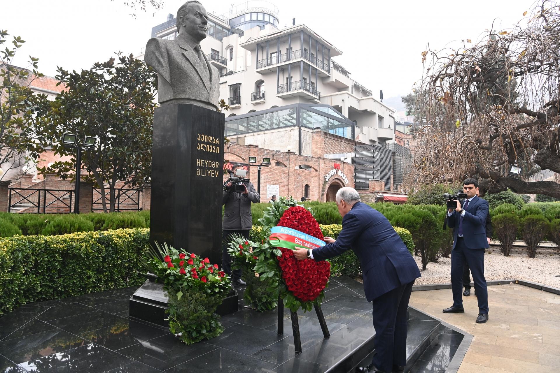 Baş nazir Heydər Əliyevin Tbilisidəki abidəsini ziyarət edib
