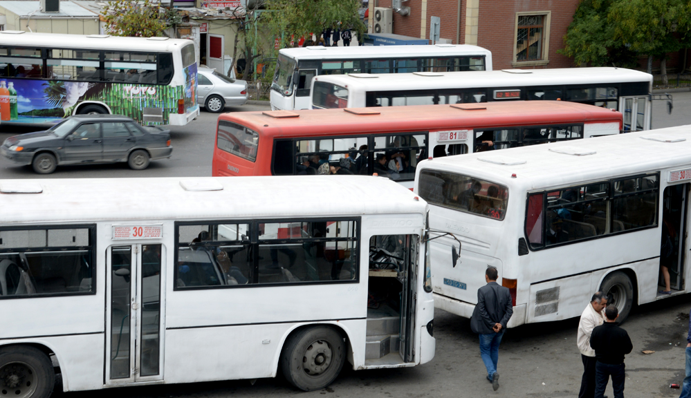 150-yə yaxın avtobus tıxacda qalıb