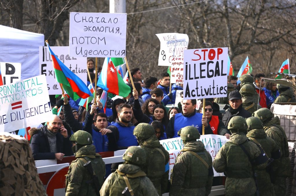 Azərbaycanlı jurnalistlər xarici mətbuatda Laçın yolundan yazdılar