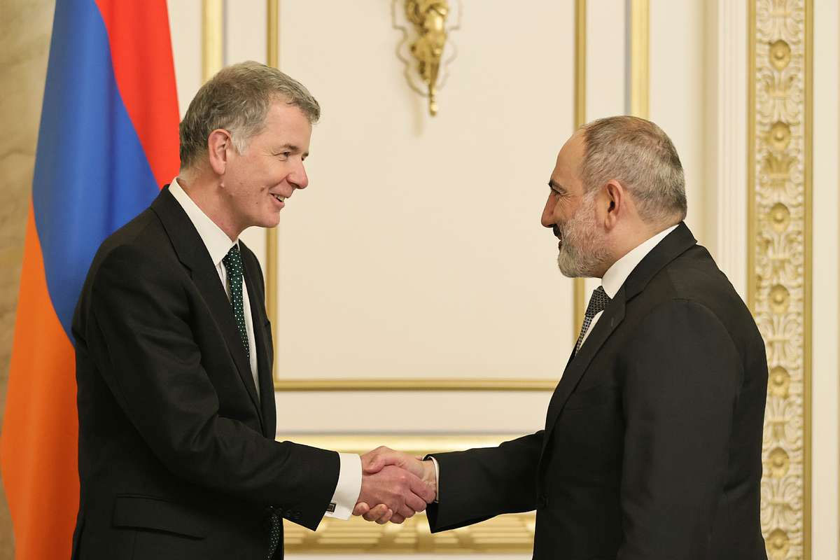 Paşinyan Britaniya kəşfiyyatının rəhbəri ilə görüşdü