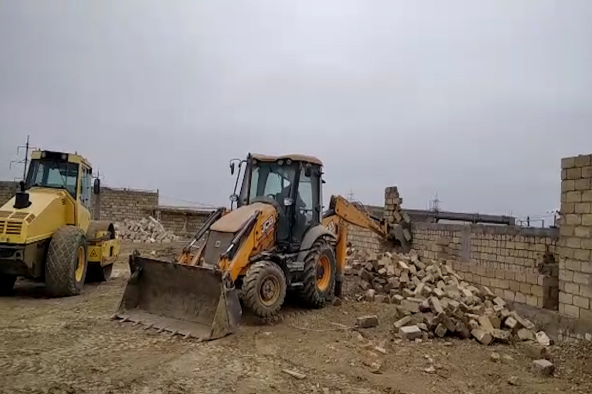 Abşeronda qanunsuz tikintilər söküldü - VİDEO