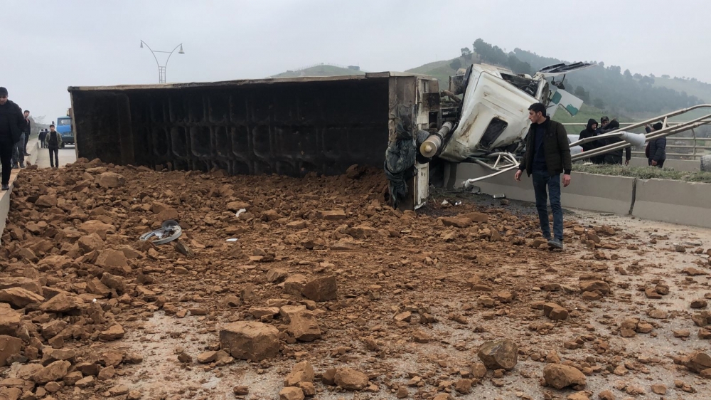 Bakı-Quba yolunda yük maşını aşıb - Xəsarət alanlar var