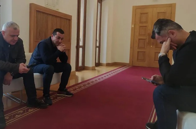 Deputat aclıq aksiyasını dayandırdı 