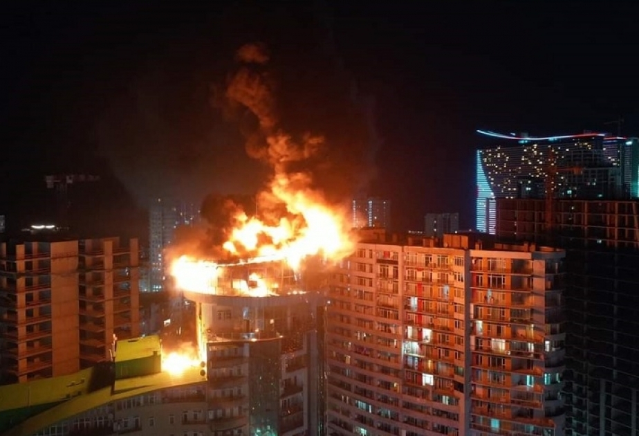 Batumidə çoxmərtəbəli yaşayış binası YANDI