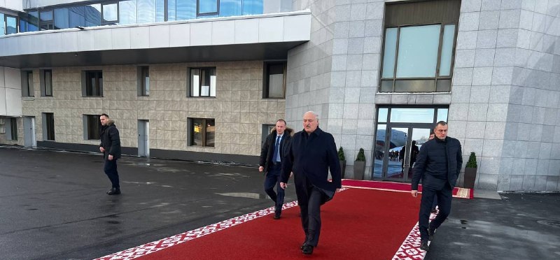 Putin Minskə çatdı - Lukaşenko onu qarşılamağa gəldi