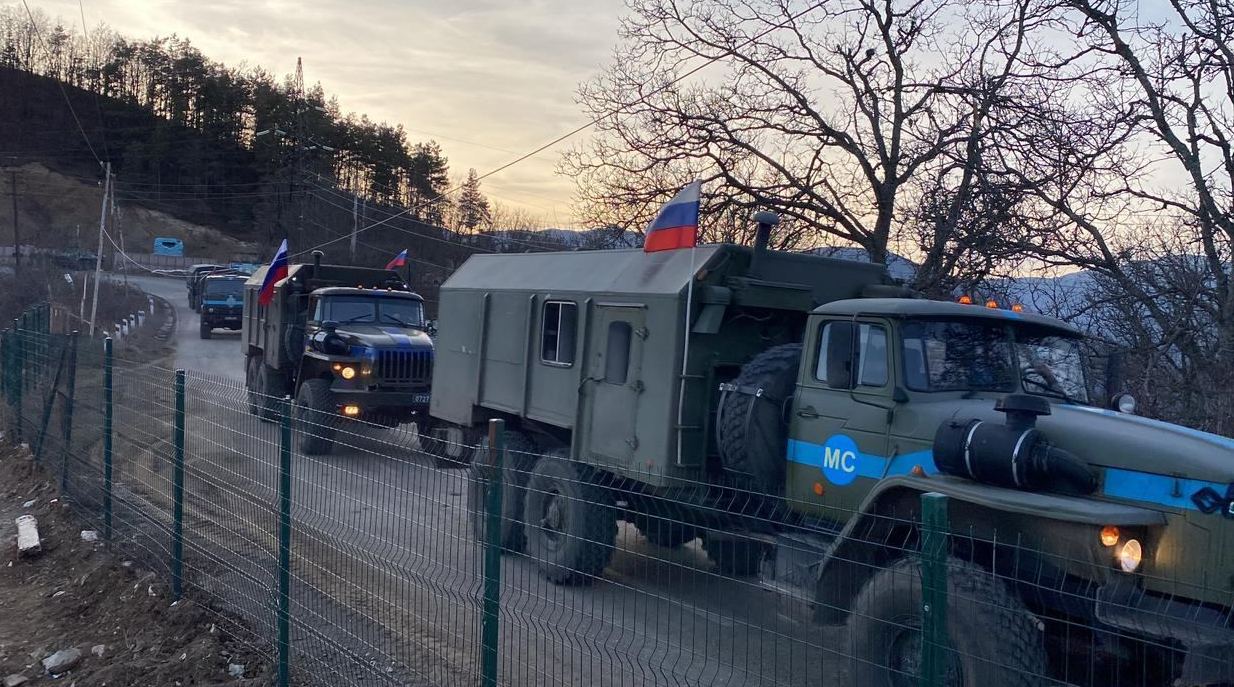 Sülhməramlıların maşınları Laçın yolundan maneəsiz keçir - FOTO