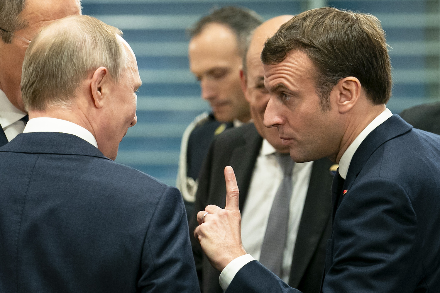 Putin Makronla işgüzar əlaqələr qurur 