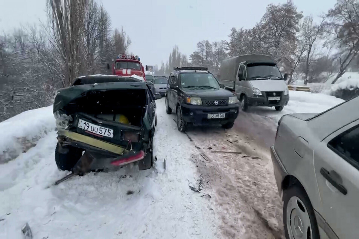 İrəvanda 27 avtomobil toqquşdu - Yollar bağlandı