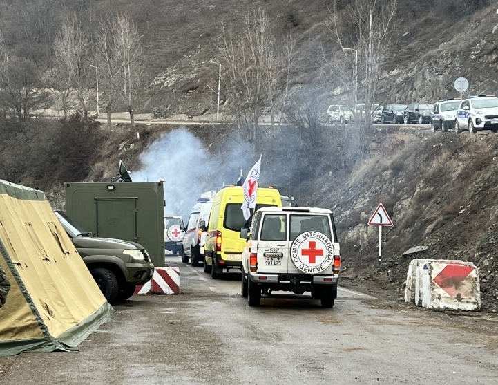 BQXK maşını və ambulans Laçın yolundan keçdi