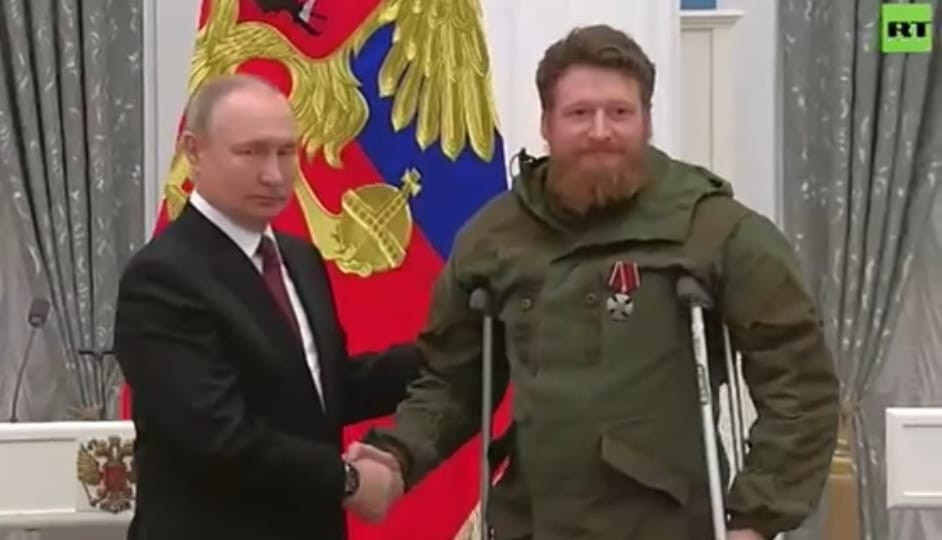 Putin Semyon Peqova orden verdi - VİDEO