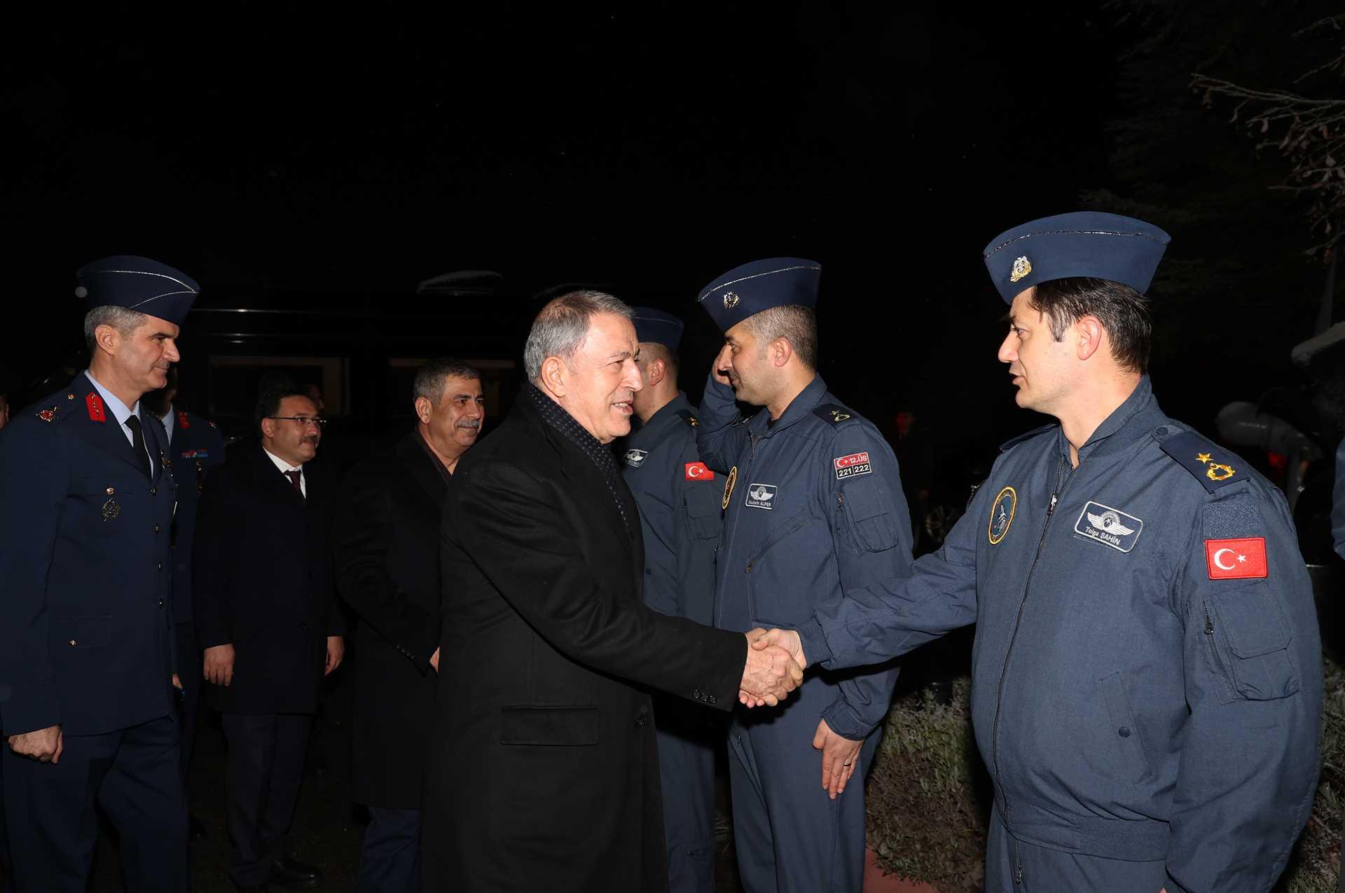 Zakir Həsənov Ukraynadan qayıdan pilotlarla görüşdü