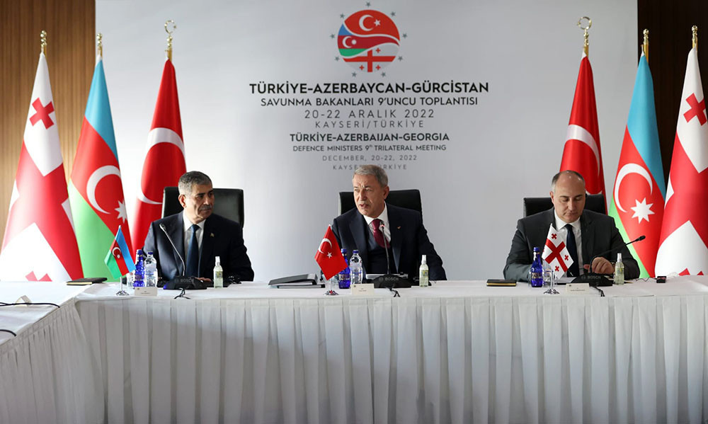 Müdafiə nazirlərinin üçtərəfli görüşü başa çatıb - YENİLƏNİB