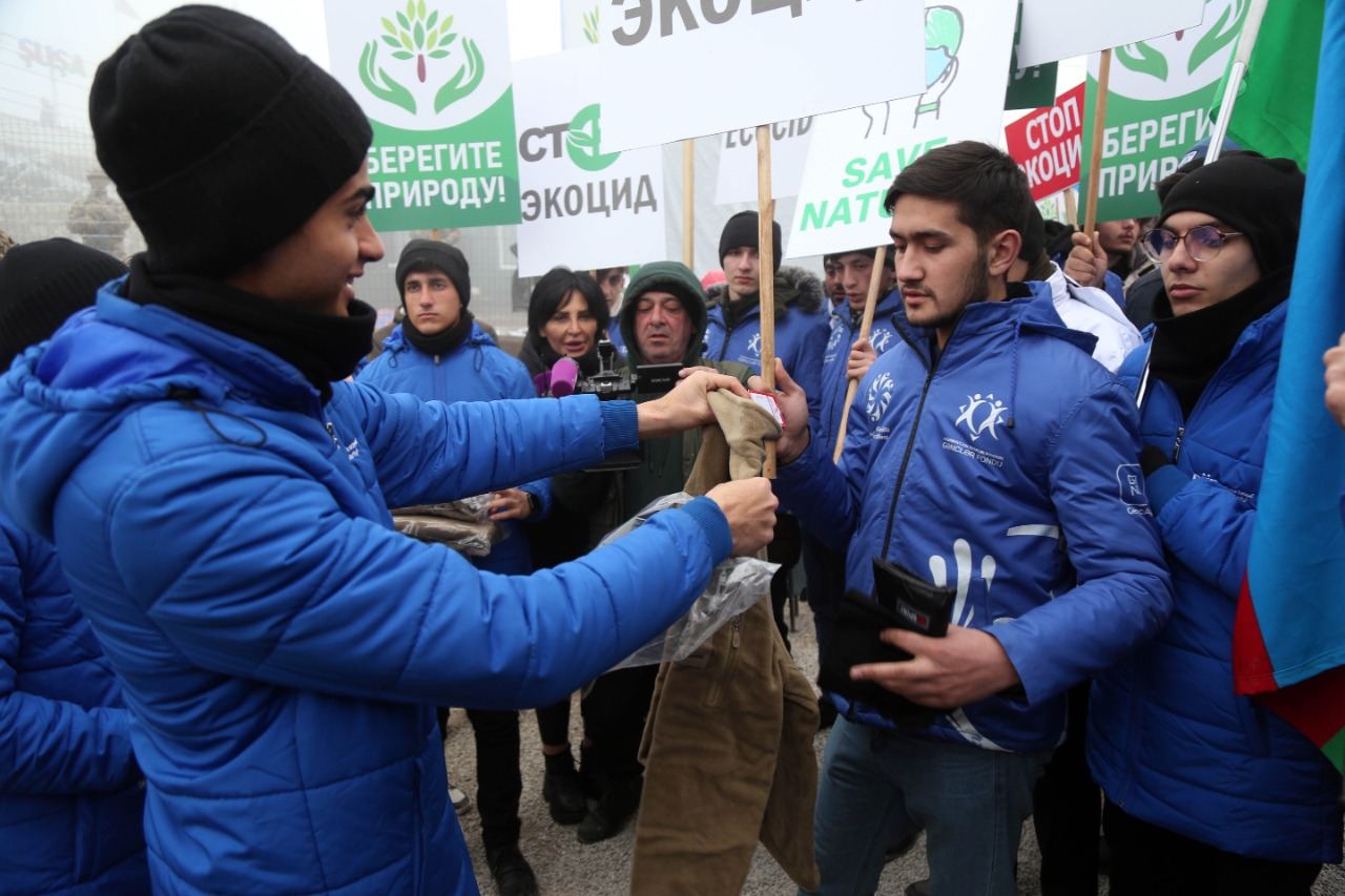 Aksiya iştirakçılarına isti geyimlər paylanıldı - FOTOLAR