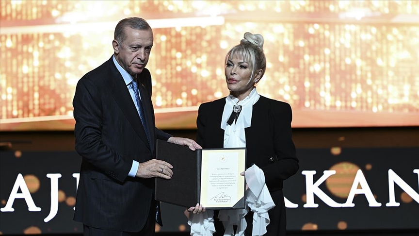 Ərdoğan Ajda Pekkanı təltif etdi