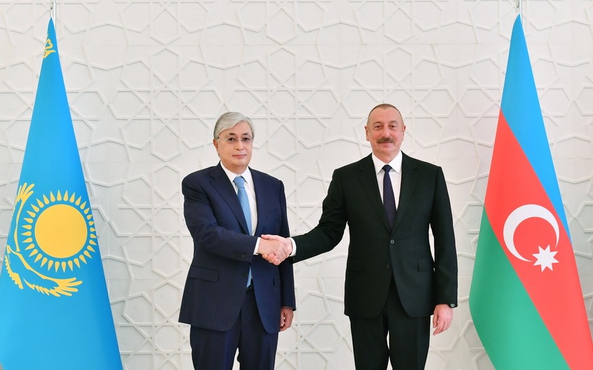 “Sizi görkəmli siyasi xadim kimi tanıyırlar” - Tokayevdən təbrik