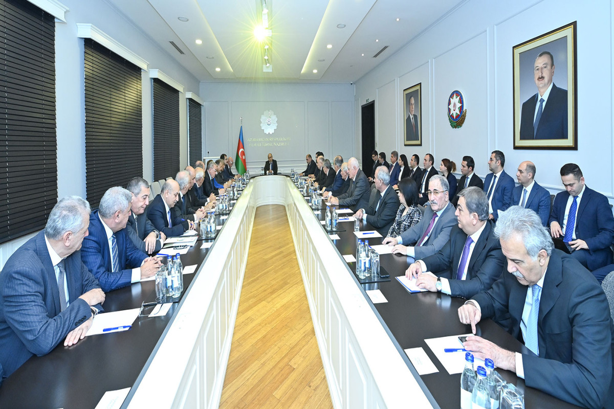 Emin Əmrullayev direktorları nazirliyə topladı