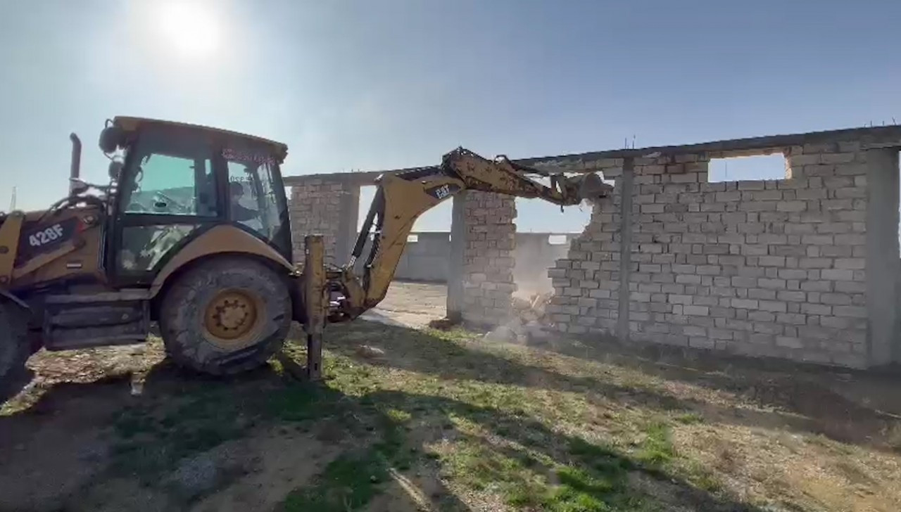 Bakıda qanunsuz tikintilər söküldü - VİDEO