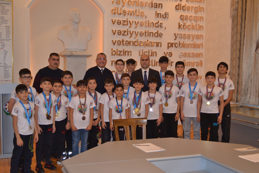 Dövlət Komitəsində məcburi köçkün yeniyetmələrlə görüş keçirilib