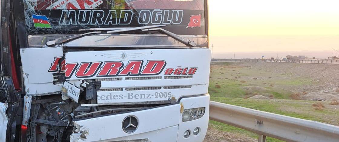 Bakı-Qazax yolunda qəza - Avtobus yük maşını ilə toqquşdu