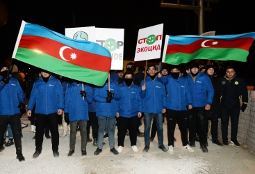 Laçın yolunda aksiya davam edir, şüarlar səsləndirilir 