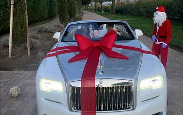 Sevgilisi Ronaldoya 370 min dollarlıq “Rolls Royce” aldı