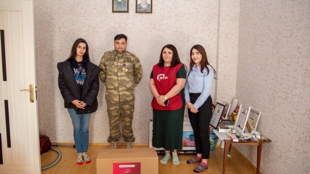 “Qırmızı ürəklər” qazi və şəhid ailələrini təbrik etdi - FOTOLAR