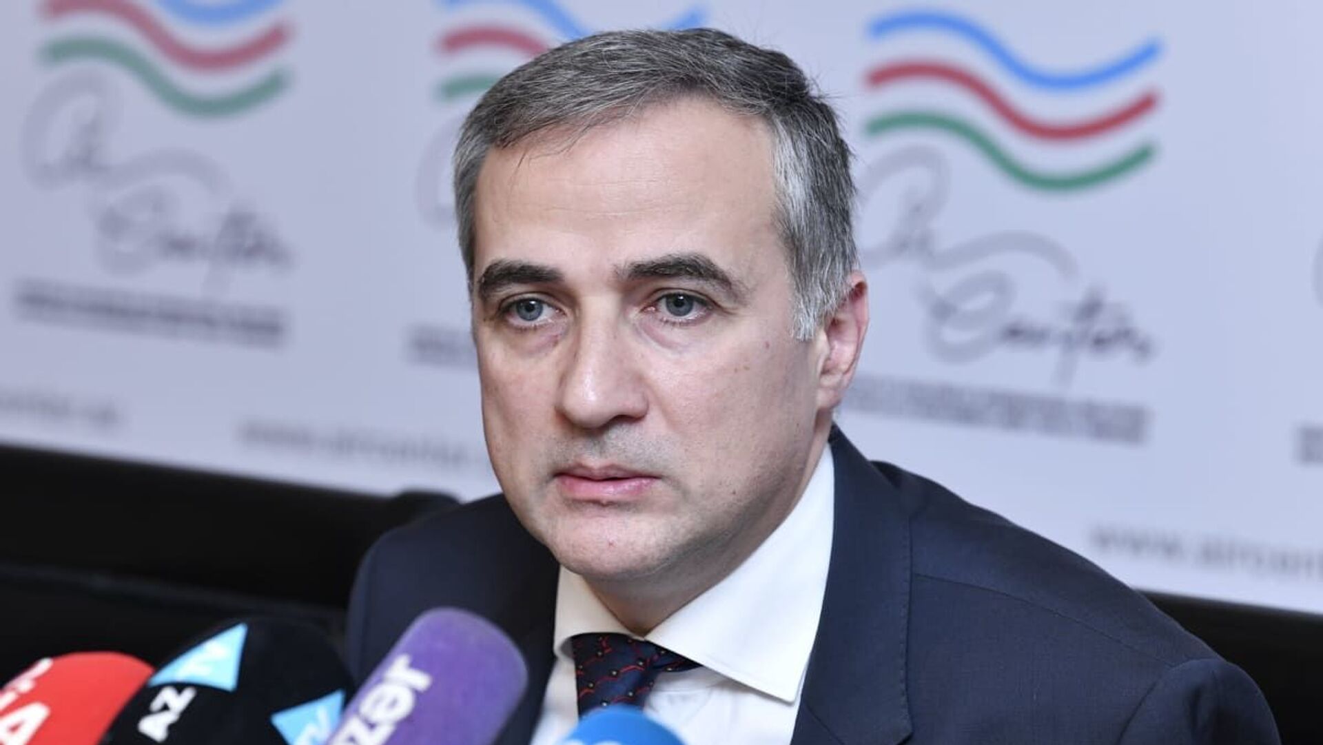 Özünü politoloq adlandıranlar sosial şəbəkələrlə kifayətlənməməlidirlər