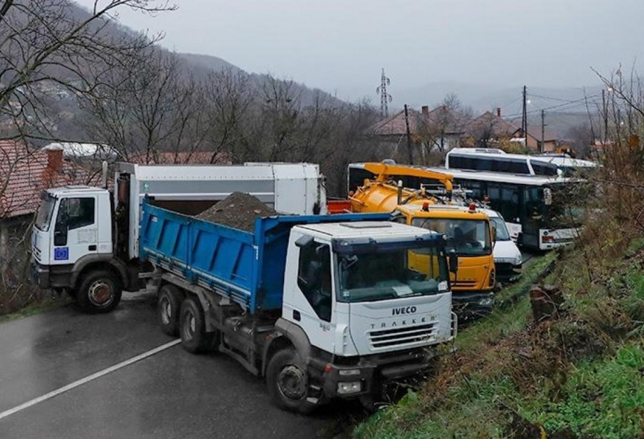Serblər Kosovonun şimalında barrikadaları sökürlər