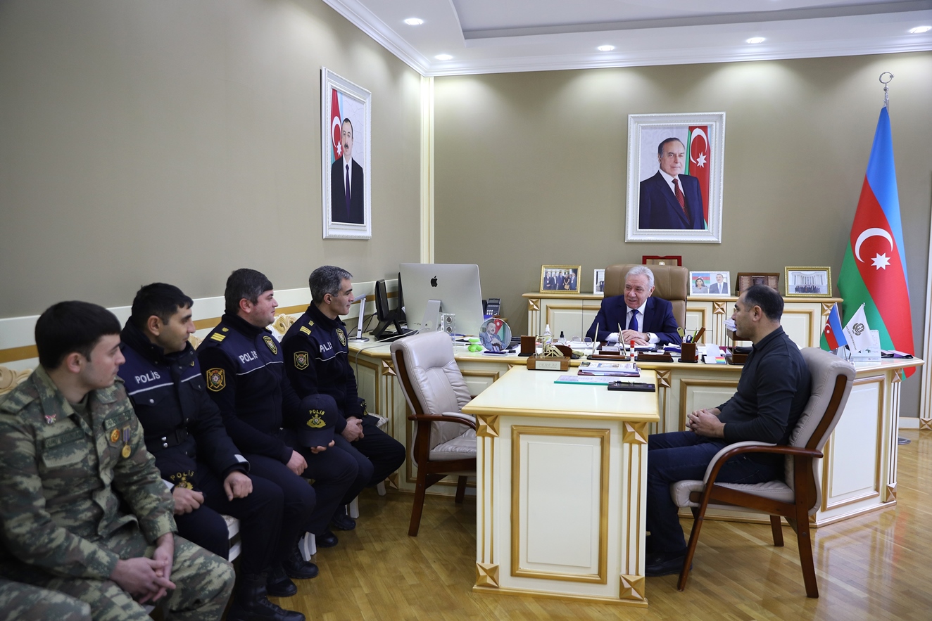 Rektoru qaziləri təbrik edib - FOTOLAR