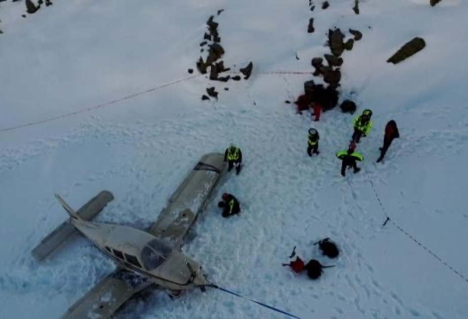 Təyyarə Alp dağlarına qəza enişi etdi