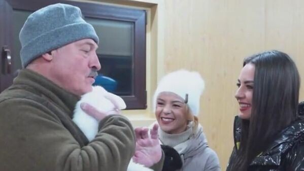 Lukaşenko jurnalistlərə dovşan hədiyyə etdi 