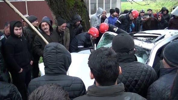 Sürücü və sərnişini əzilmiş maşında qalıb