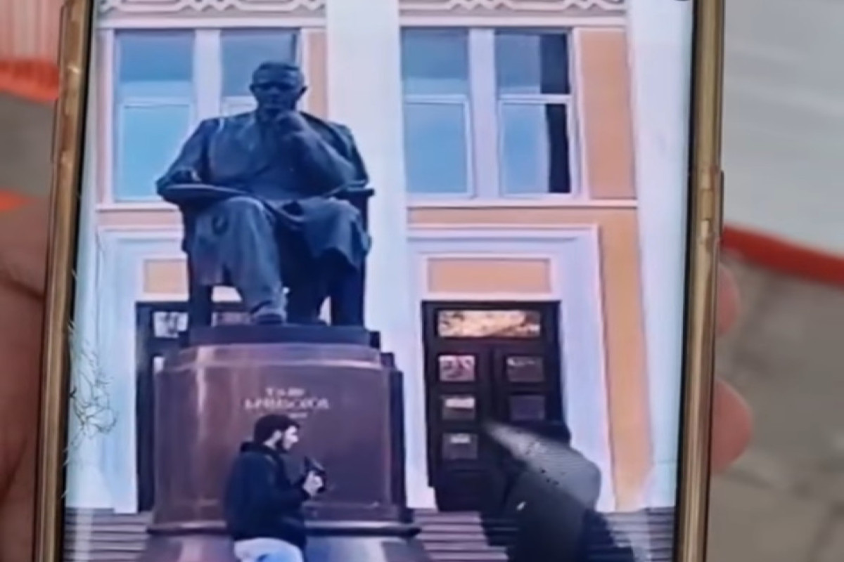 Üzeyir Hacıbəyovun heykəlinə yad cisim atılması araşdırılır 