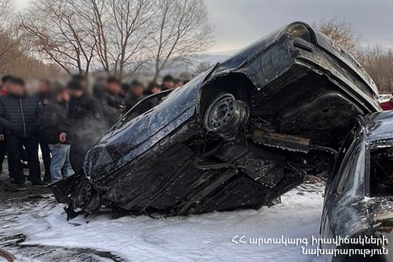 Ermənistanda iki maşın toqquşdu: 5 nəfər diri-diri yandı