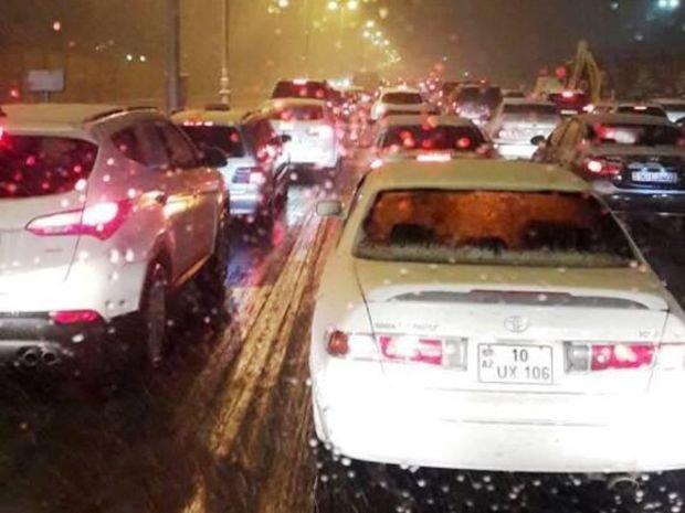 Qar Bakıda tıxac yaratdı - SİYAHI