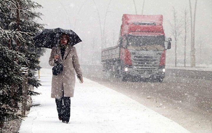 Qarlı-buzlu yollarla bağlı piyadalara vacib MƏSLƏHƏT
