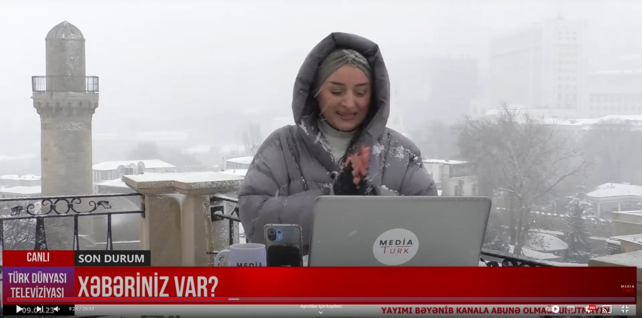 Aparıcı qarlı havada canlı yayıma çıxdı - VİDEO