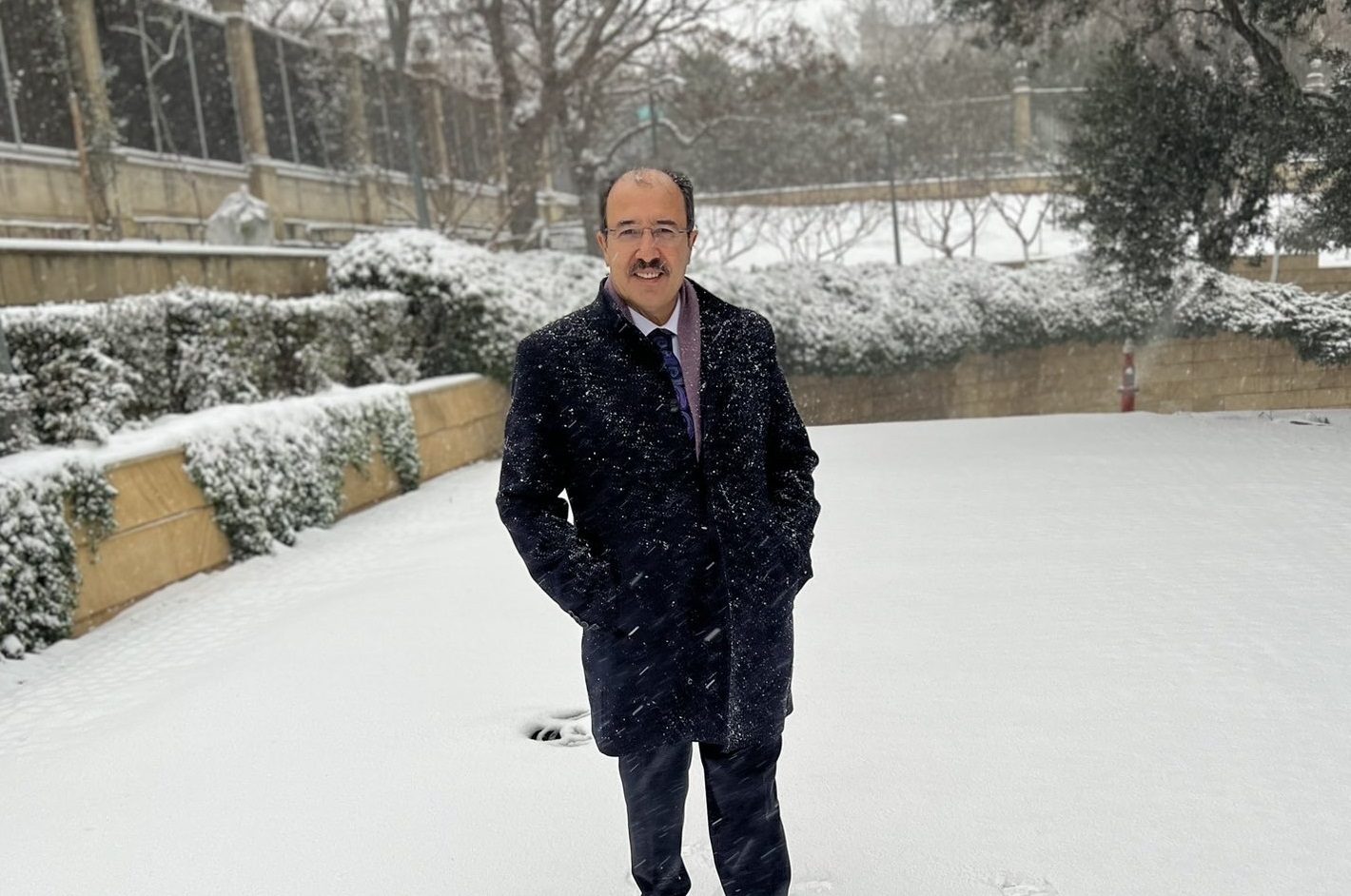Türkiyə səfirindən qar paylaşımı: “Uşaq kimi şənəm”