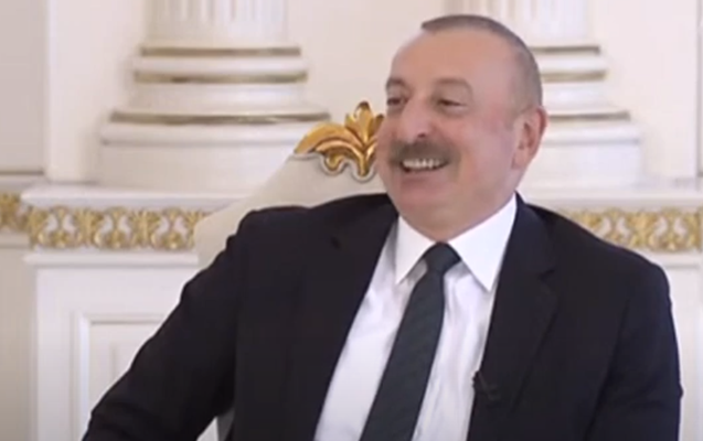 Prezident o anı yada salıb gülümsədi - VİDEO